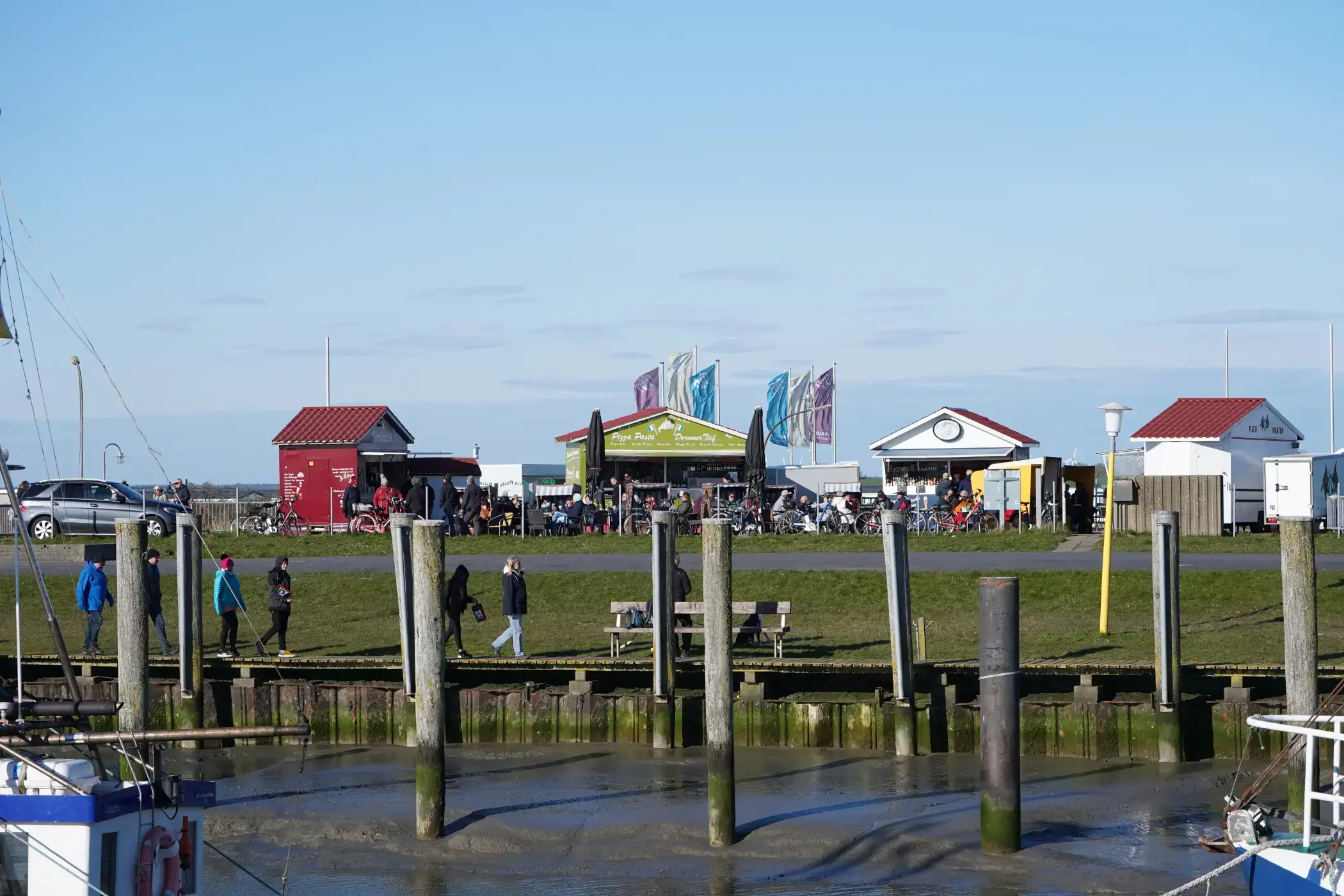 Strandbuden im Kutterhafen in Dorumneufeld